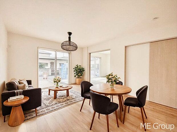 ご家族の賑やかな話し声で包まれる明るいリビング  ※家具はCGです