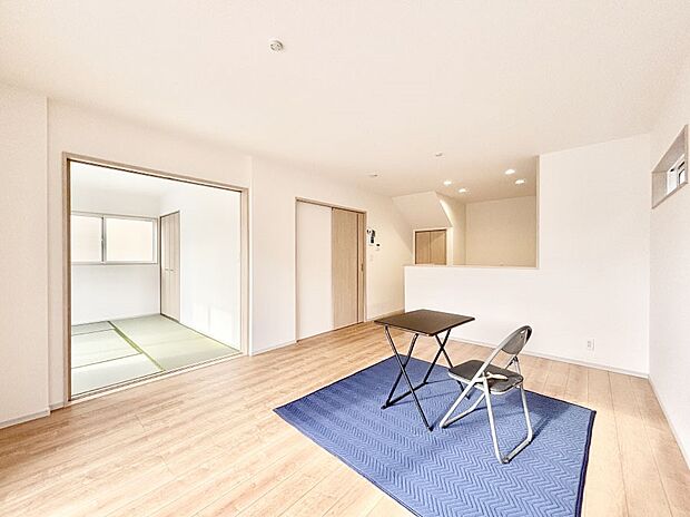 明るい陽光が注ぎ、寛ぎの雰囲気に満たされるリビング・ダイニング。 