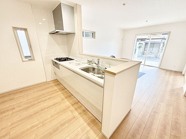 爽やかな風が通り抜けるキッチン。窓があるので明るく換気にも役立ちます。