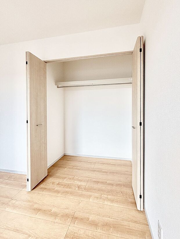 洋室のクローゼット。奥行きがあるので厚手の衣類もすっきり収まります。