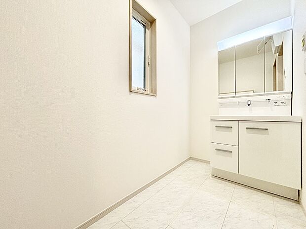 窓のある明るいランドリースペース