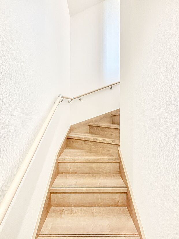 安全性を考慮し階段には手すりを設置しています