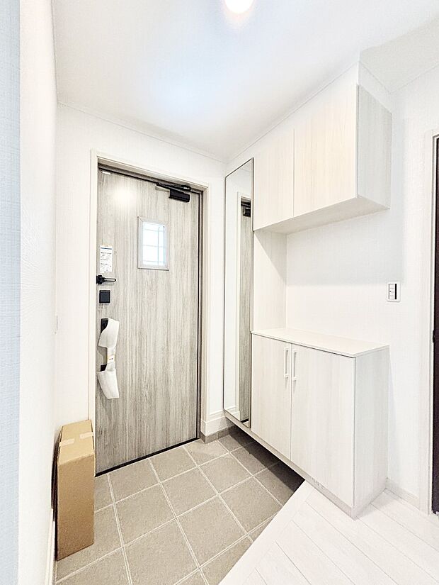 下駄箱はご家族の写真や季節のインテリアで飾り棚として演出できます  