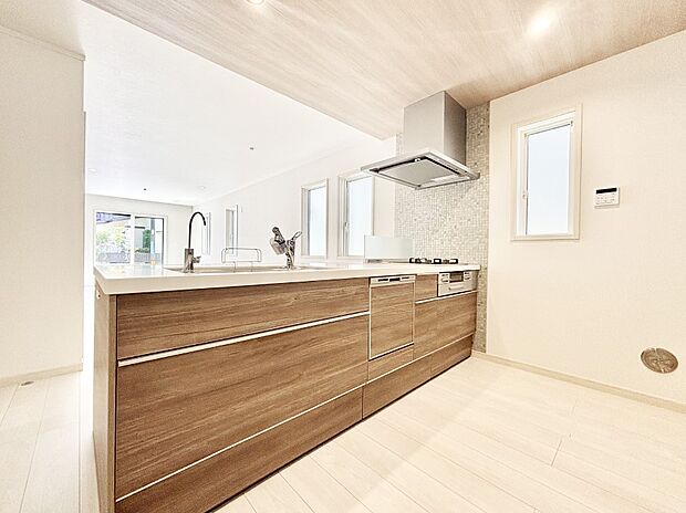 広々とした使い勝手の良いキッチンで日々のお料理も楽しくなりそう  