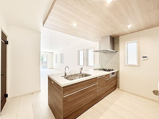 料理をしながらご家族との会話を楽しめる対面カウンターキッチン  