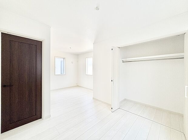 ドア＆クローゼット2ヵ所付きなので2部屋に分けて利用可  