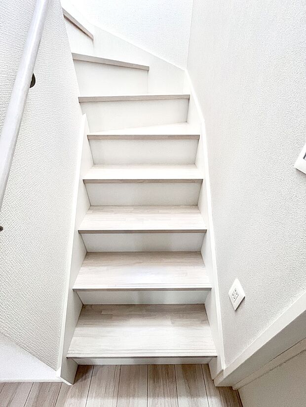 階段は手すり付きなので小さなお子さまやご高齢の方も安心です  