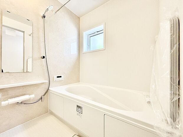 一日の疲れを癒してくれる明るい清潔感のあるバスルーム