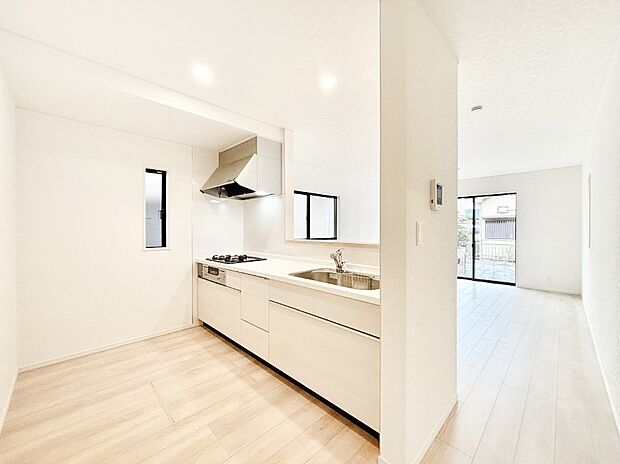 ご家族の会話弾む対面キッチン。お料理中のパパママもご家族と過ごす時間が増えそう!