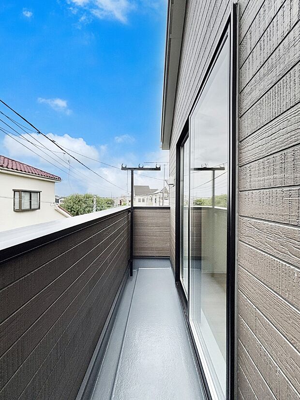 暖かな陽光が降り注ぐバルコニーはお洗濯におすすめ。爽やかな風も心地よいです。