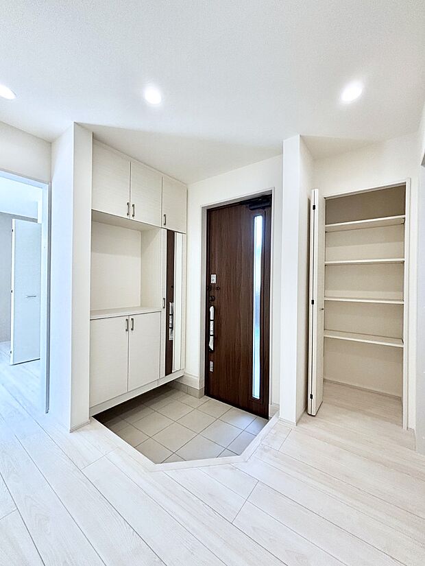 飾り棚を利用して、お越しいただくお客様をおもてなしできます。