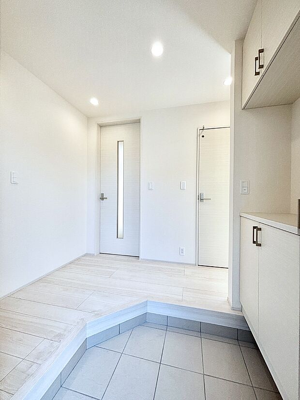 明るい玄関はお客様をお出迎えするのにぴったりです！ 