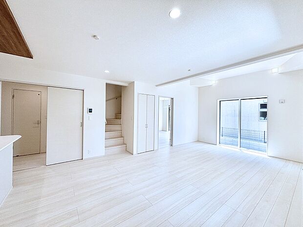 明るい陽光が注ぎ、寛ぎの雰囲気に満たされるリビング・ダイニング。 