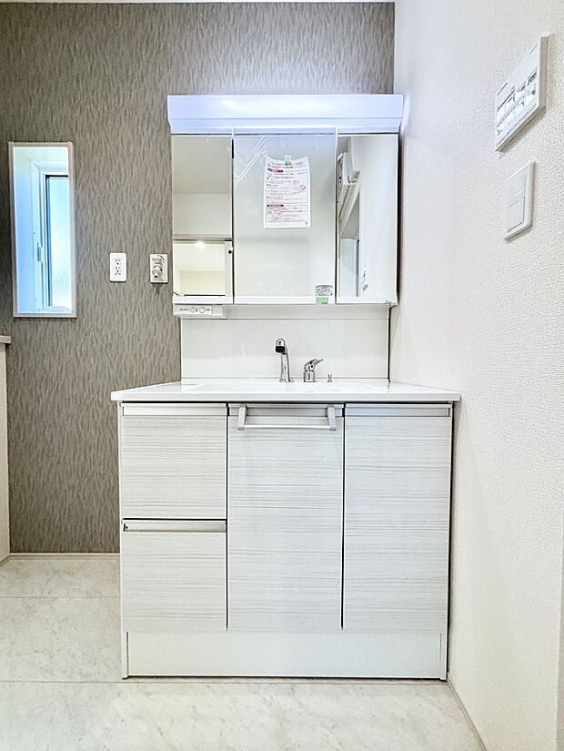 大きく見やすい三面鏡で清潔感ある洗面台は、身だしなみチェックや肌のお手入れにおすすめです。 