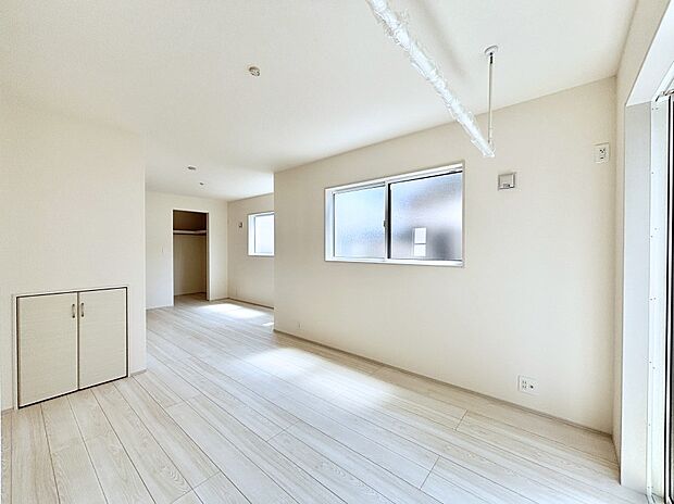 窓からのやさしい光が心地よいプライベートルーム