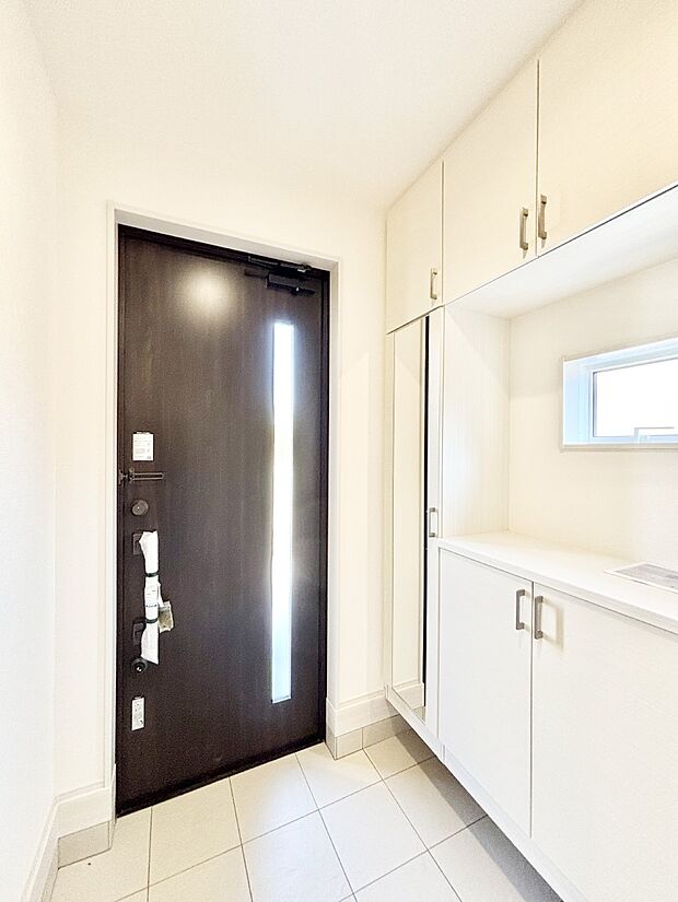 ガラススリットの入った玄関ドアが室内に光を届けてくれます