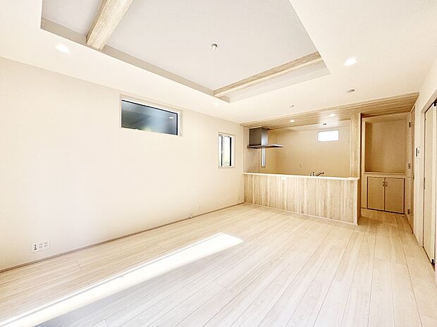 ご家族の賑やかな話し声で包まれる明るいリビング