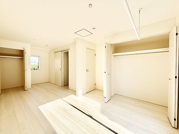 ドア＆クローゼット2ヵ所付きなので2部屋に分けて利用可