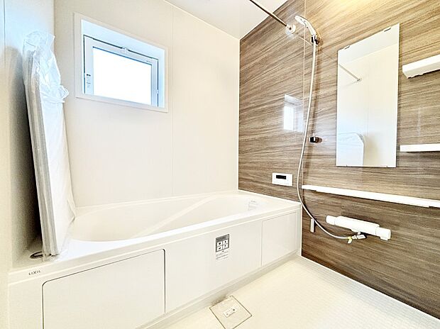 一日の疲れを癒してくれる明るい清潔感のあるバスルーム