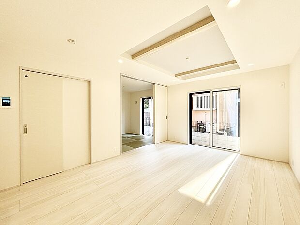 隣接の和室を開放すればさらに広々空間に