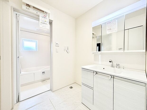 清潔感ある洗面化粧室で朝の身支度も快適