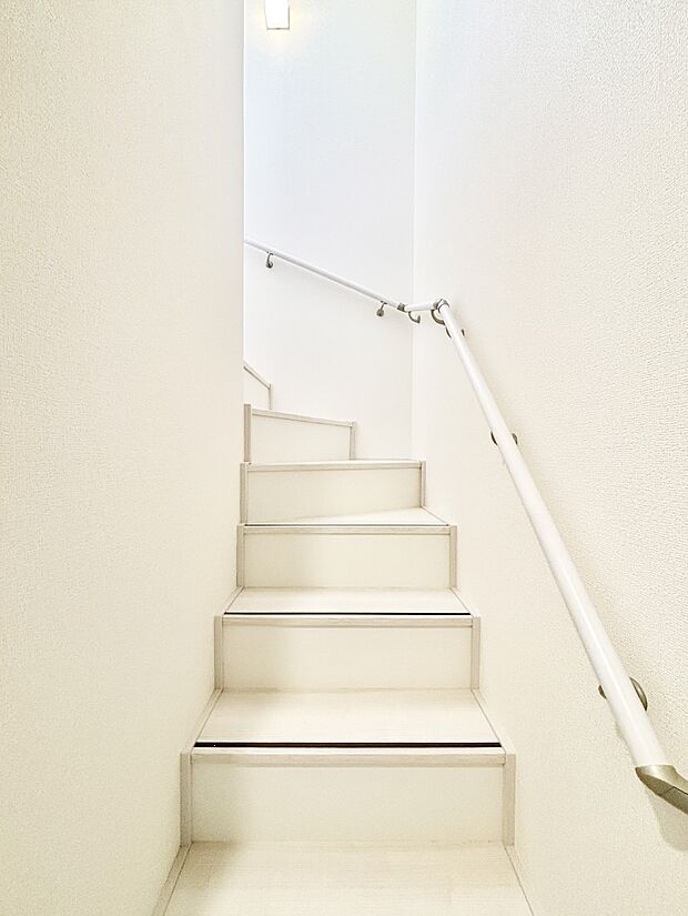 階段は手すり付きなので小さなお子さまやご高齢の方も安心です