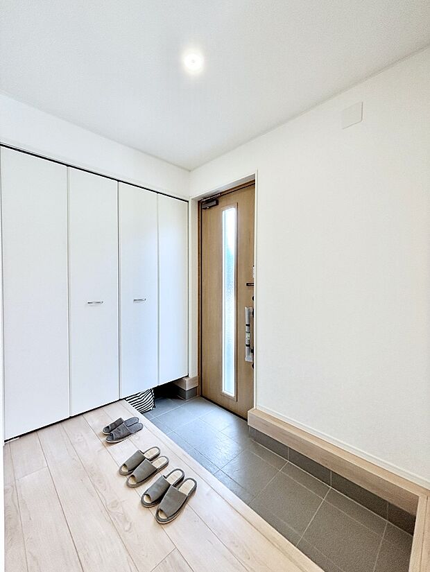 天井まである玄関収納で、家族全員の靴もすっきり収納！ 