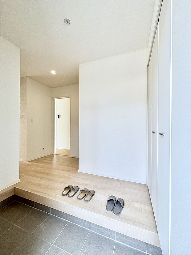 明るい玄関はお客様をお出迎えするのにぴったりです！ 