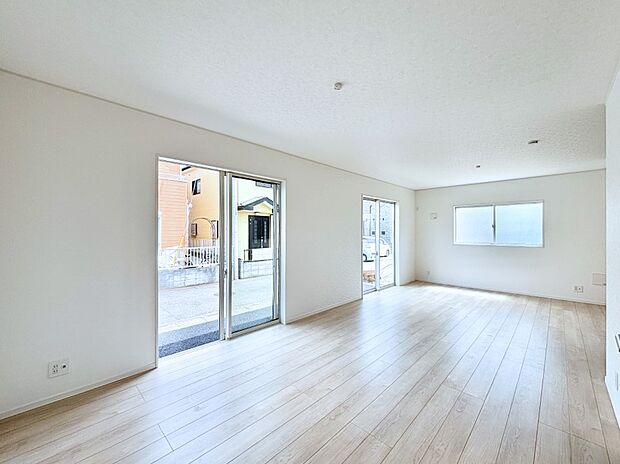 明るい陽光が注ぎ、寛ぎの雰囲気に満たされるリビング・ダイニング。 