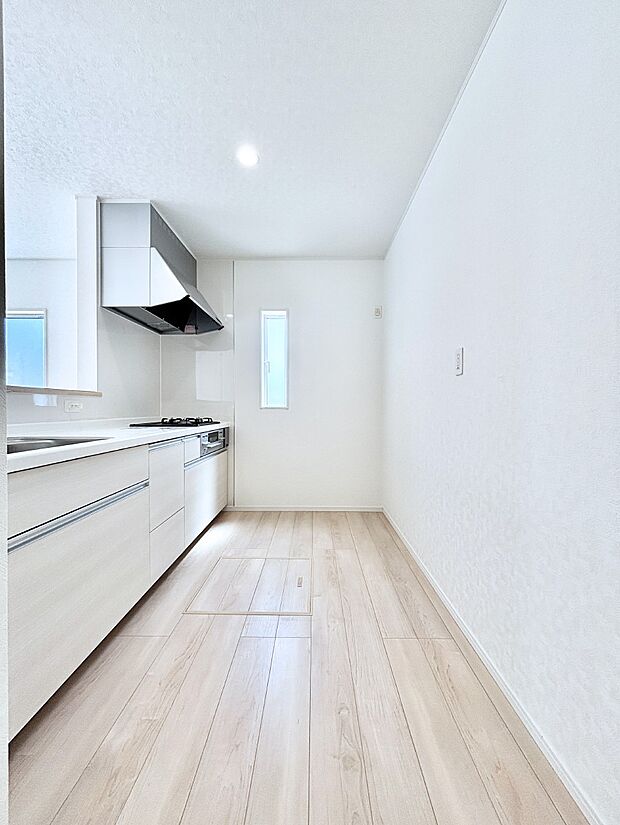 爽やかな風が通り抜けるキッチン。窓があるので明るく換気にも役立ちます。