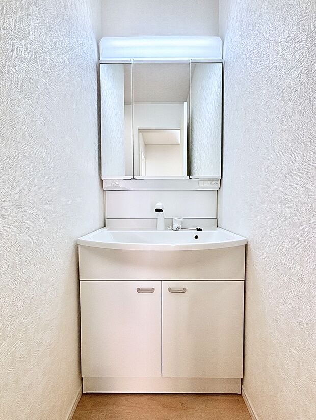 大きく見やすい三面鏡で清潔感ある洗面台は、身だしなみチェックや肌のお手入れにおすすめです。 