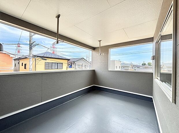 インナーバルコニーなので雨でも洗濯物を干す事が出来て、風通しがあるので乾きが良く、物干しスペースとして重宝します。 