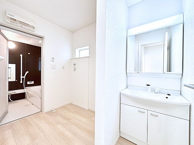 清潔感のある快適空間です。毎日の身支度も気持ち良くお使い頂けます。 