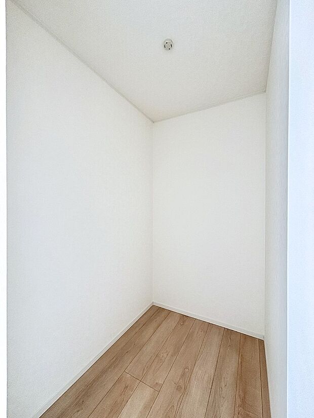 ウォークインクローゼット付きで生活空間を広く利用できます。