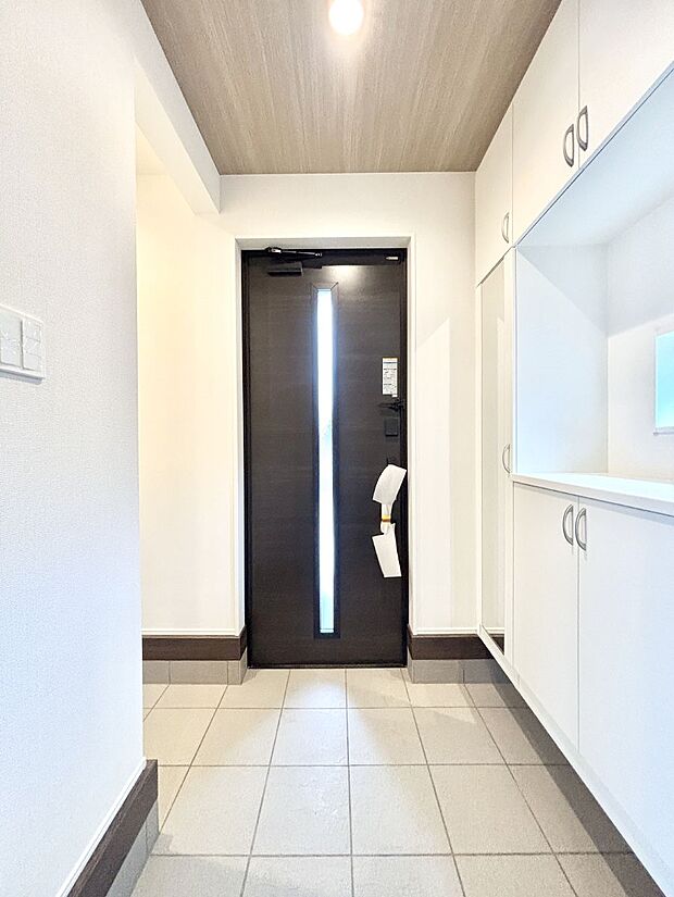 明るい玄関はお客様をお出迎えするのにぴったりです！ 