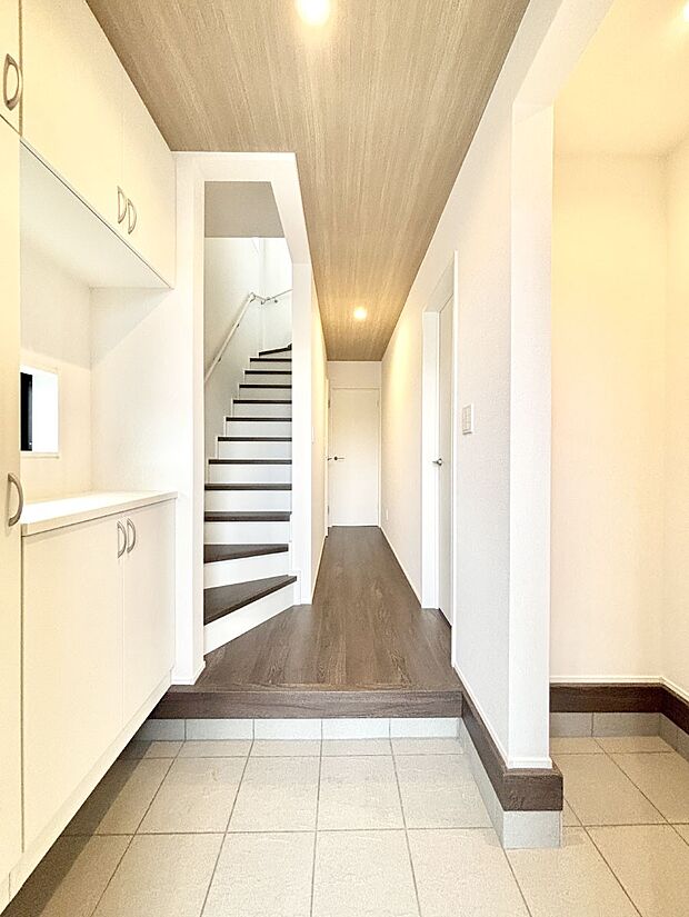 家族の帰宅やお客様をあたたかく迎える玄関  