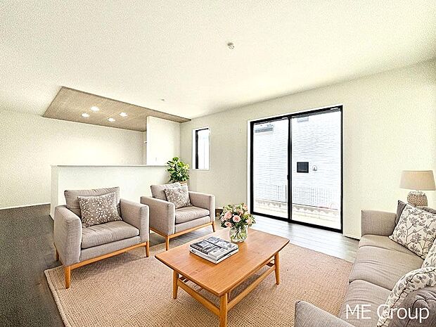 ご家族の賑やかな話し声で包まれる明るいリビング  ※家具はCGです