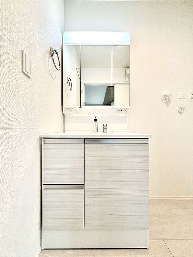 大きく見やすい三面鏡で清潔感ある洗面台は、身だしなみチェックや肌のお手入れにおすすめです。 