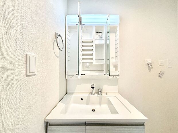 三面鏡の裏に、化粧品や衛生用品などを収納可能。洗面台をすっきりと保ちます！