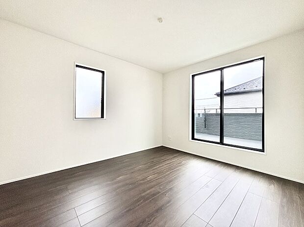 明るいバルコニーサイドに洋室を設置。目覚めの良い寝室に。 