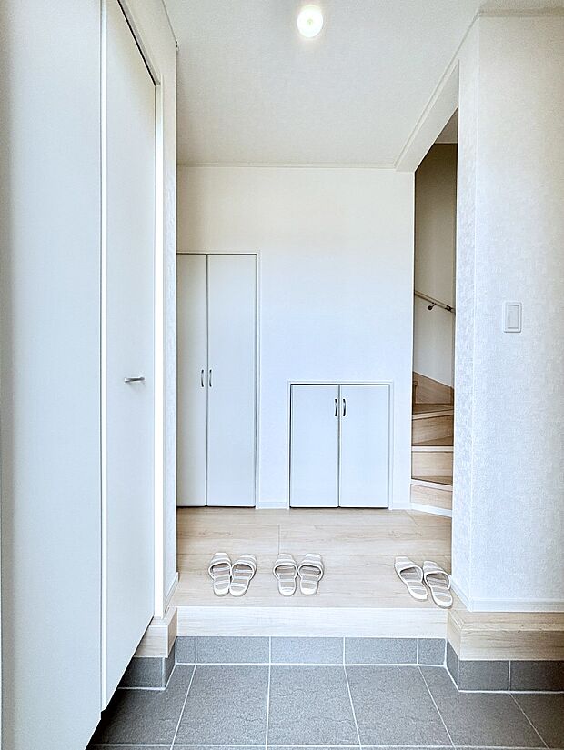 明るい玄関はお客様をお出迎えするのにぴったりです!