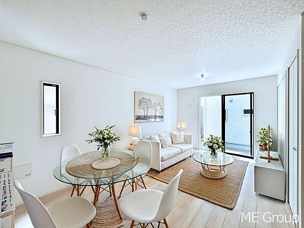 ご家族の賑やかな話し声で包まれる明るいリビング ※家具はCGです