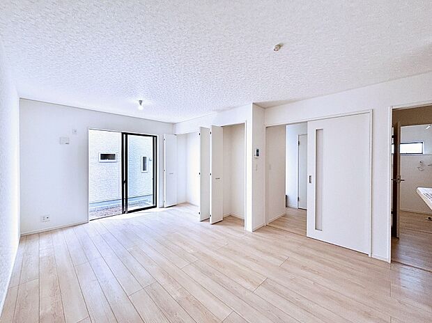 大きな窓からたっぷりの陽光と風を感じられるリビング