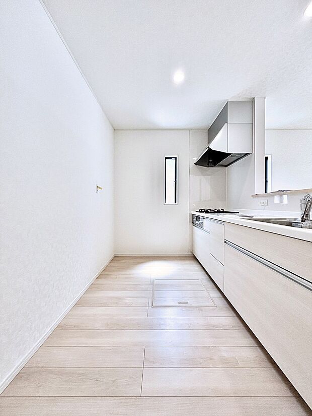 爽やかな風が通り抜けるキッチン。窓があるので明るく換気にも役立ちます。