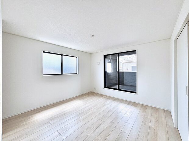 明るいバルコニーサイドに洋室を設置。目覚めの良い寝室に。