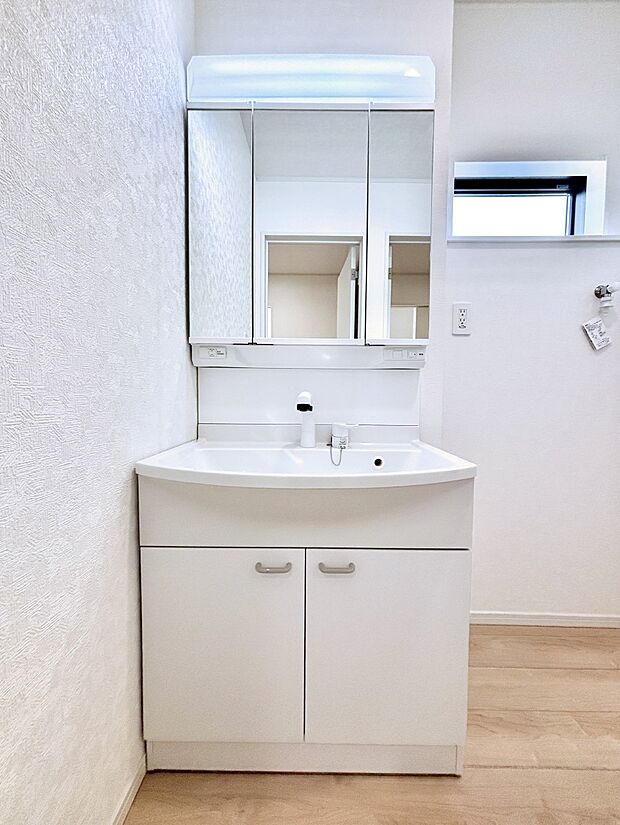 大きく見やすい三面鏡で清潔感ある洗面台は、身だしなみチェックや肌のお手入れにおすすめです。