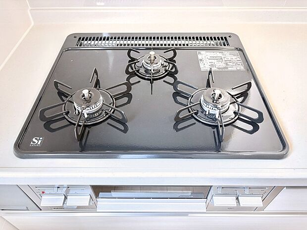 ガスコンロはSiセンサー搭載。火力調節や焦げ付き・消し忘れも防いでくれます。