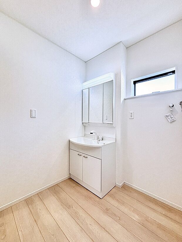 小窓がついているので湿気の多い場所でも換気が十分行えます。毎日の身支度を気持ち良く!