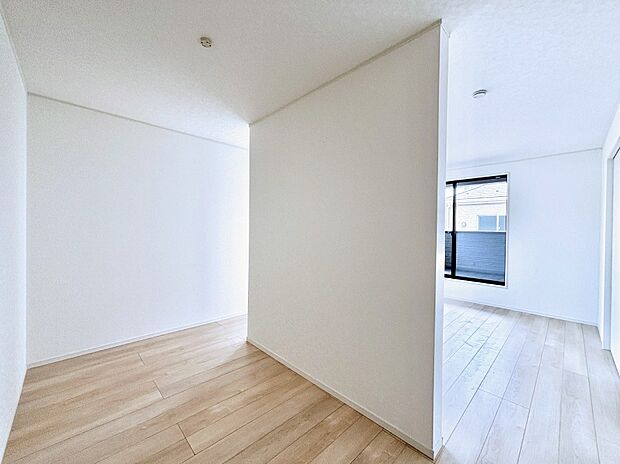 ウォークインクローゼット付きで生活空間を広く利用できます。