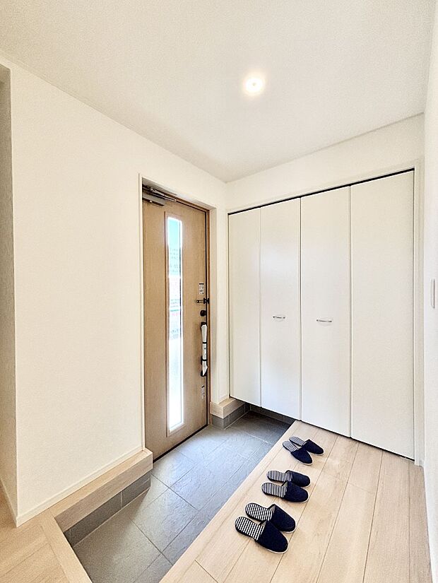 明るい玄関はお客様をお出迎えするのにぴったりです！ 